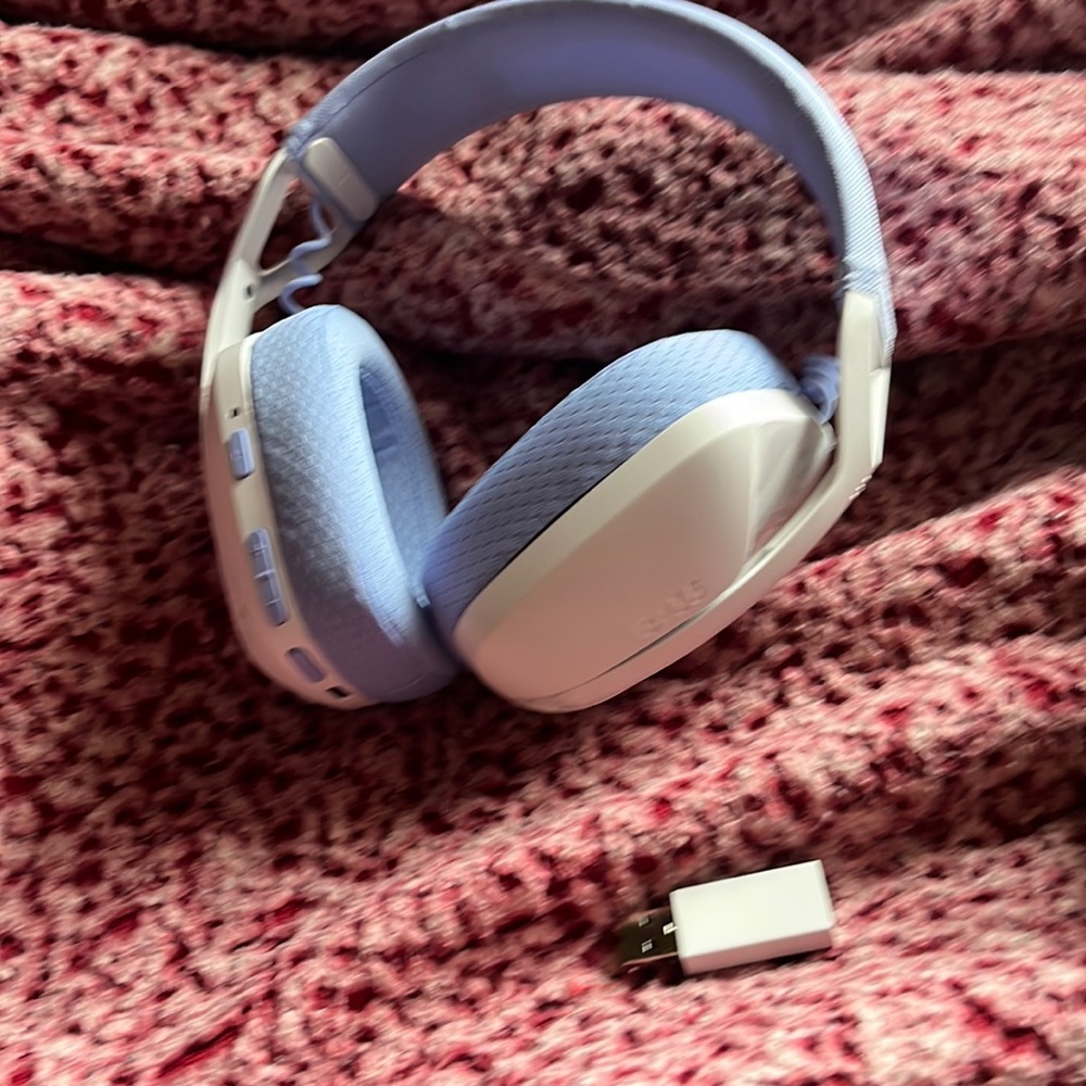It is a wireless headset, brand new but it didn’t work with what I wanted it to.